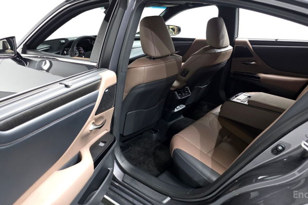 2025 Lexus ES с пробегом 12 446 км