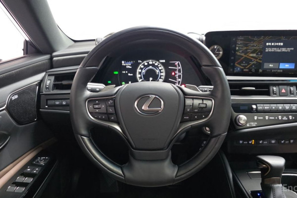 2025 Lexus ES с пробегом 12 446 км