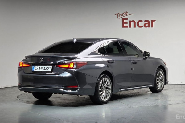 2025 Lexus ES с пробегом 12 446 км