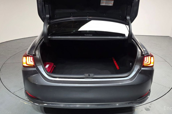 2025 Lexus ES с пробегом 12 446 км