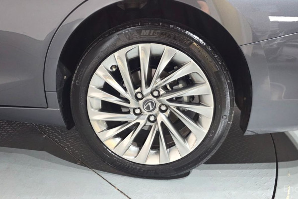 2025 Lexus ES с пробегом 12 446 км