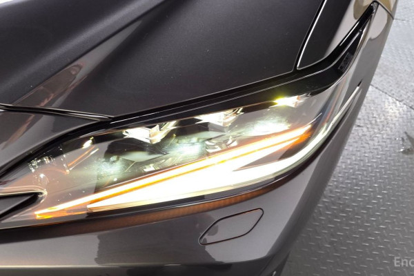 2025 Lexus ES с пробегом 12 446 км