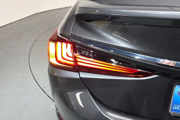 2025 Lexus ES с пробегом 12 446 км