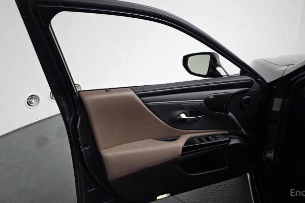 2025 Lexus ES с пробегом 12 446 км