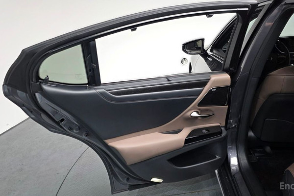 2025 Lexus ES с пробегом 12 446 км