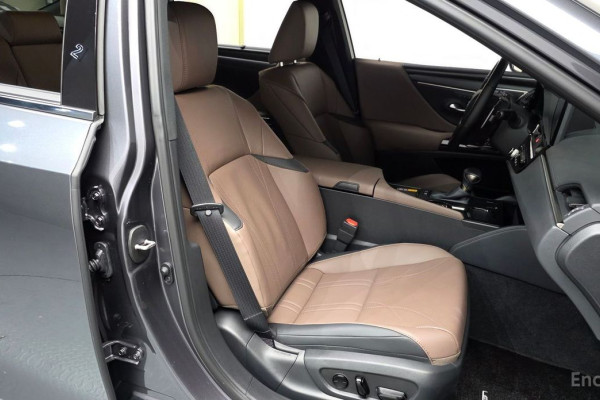 2025 Lexus ES с пробегом 12 446 км