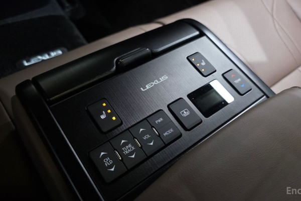 2025 Lexus ES с пробегом 12 446 км