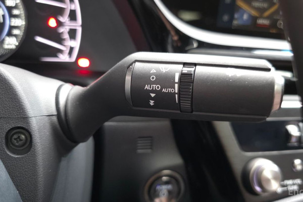 2025 Lexus ES с пробегом 12 446 км