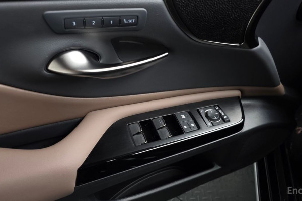 2025 Lexus ES с пробегом 12 446 км