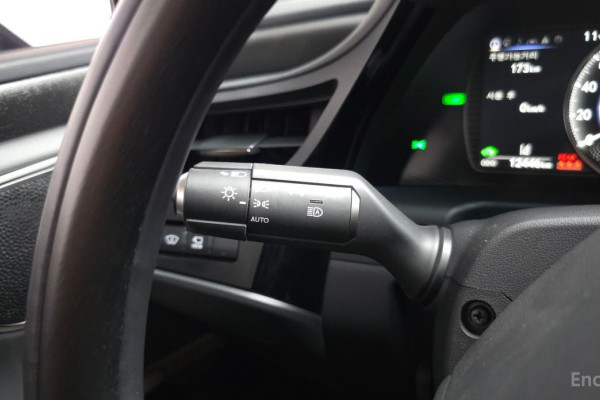 2025 Lexus ES с пробегом 12 446 км