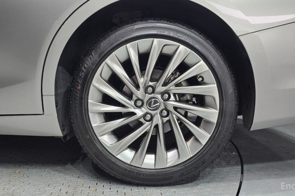 2024 Lexus ES с пробегом 23 828 км