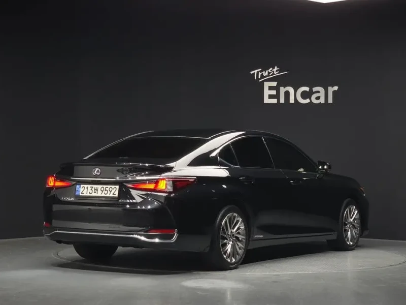 2022 Lexus ES с пробегом 96 622 км