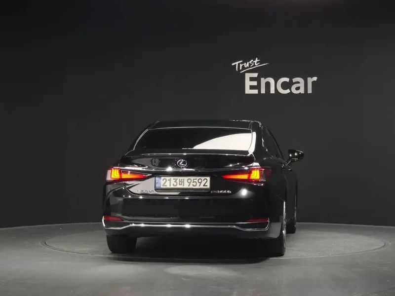 2022 Lexus ES с пробегом 96 622 км