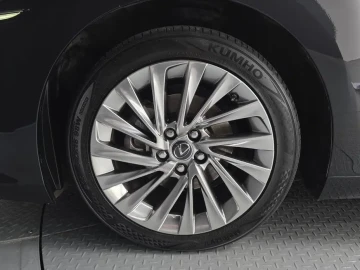 2022 Lexus ES с пробегом 96 622 км