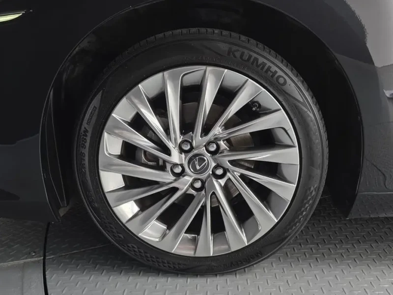 2022 Lexus ES с пробегом 96 622 км