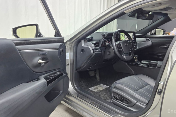 2022 Lexus ES с пробегом 33 053 км