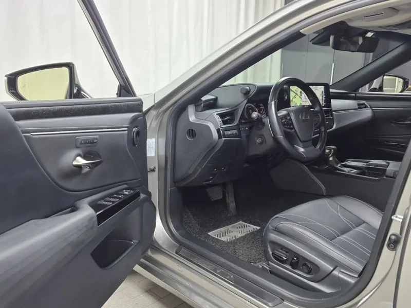 2022 Lexus ES с пробегом 33 053 км