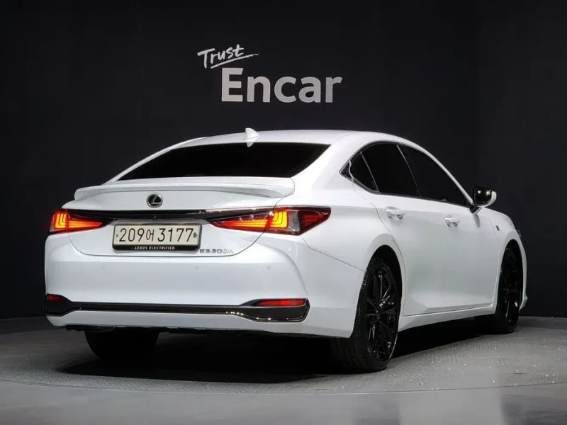 2024 Lexus ES с пробегом 33 670 км