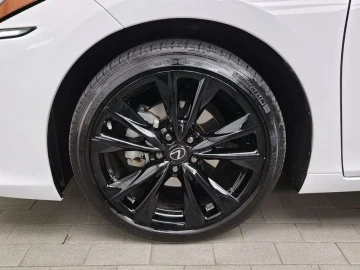 2024 Lexus ES с пробегом 33 670 км