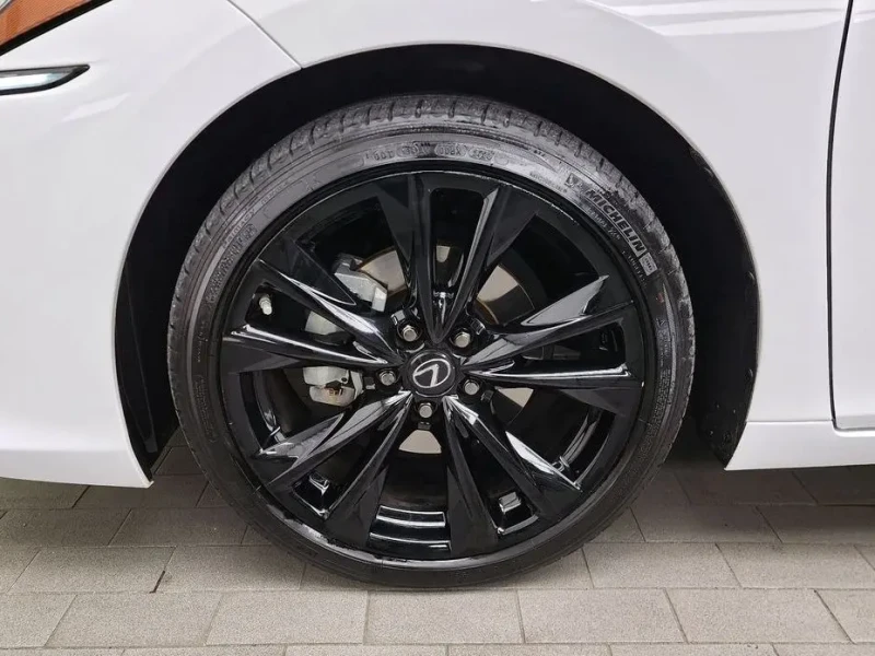 2024 Lexus ES с пробегом 33 670 км