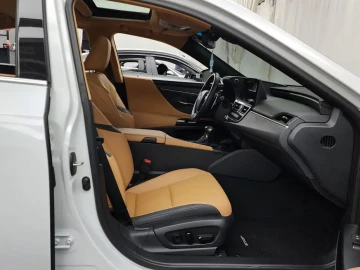 2024 Lexus ES с пробегом 33 670 км