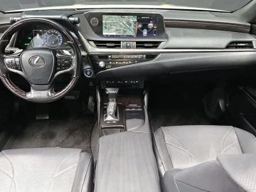 2021 Lexus ES с пробегом 100 668 км
