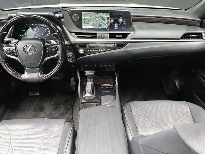 2021 Lexus ES с пробегом 100 668 км
