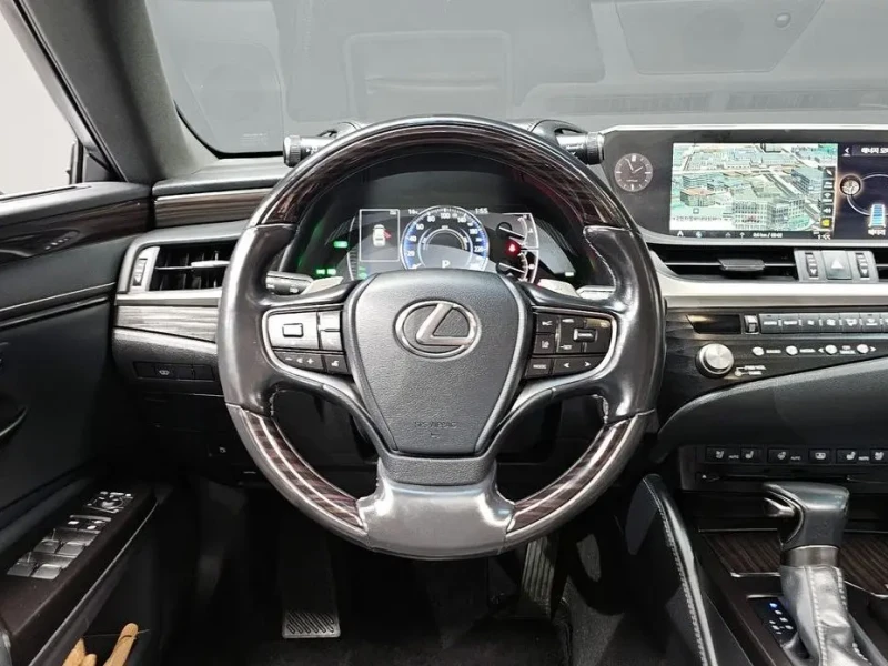 2021 Lexus ES с пробегом 100 668 км