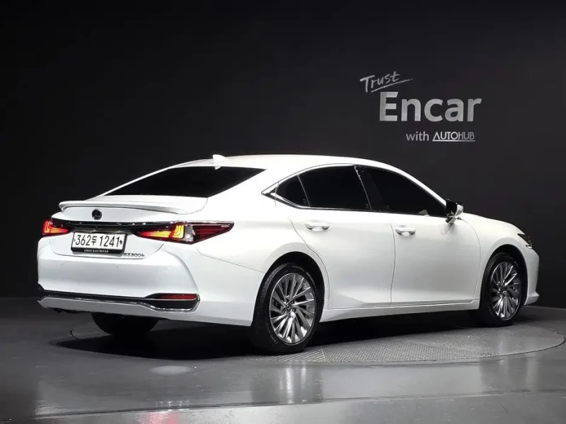 2024 Lexus ES с пробегом 27 310 км