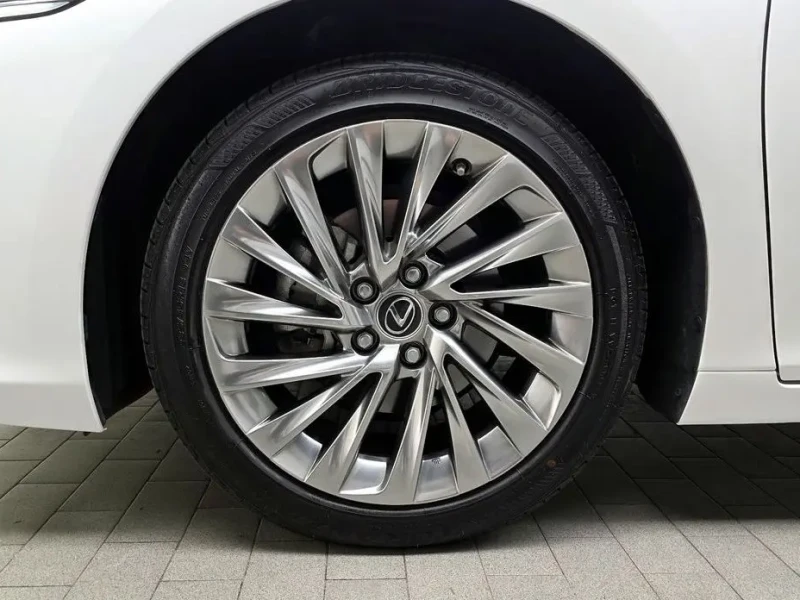 2024 Lexus ES с пробегом 27 310 км