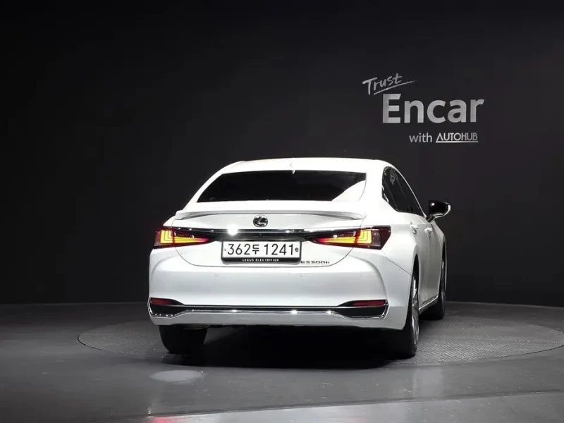2024 Lexus ES с пробегом 27 310 км