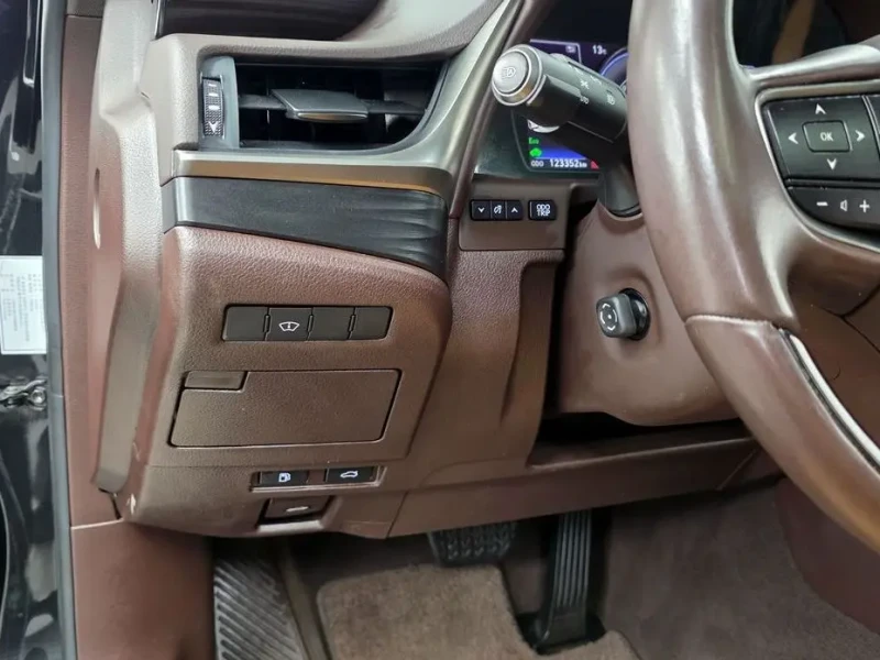 2018 Lexus ES с пробегом 123 352 км