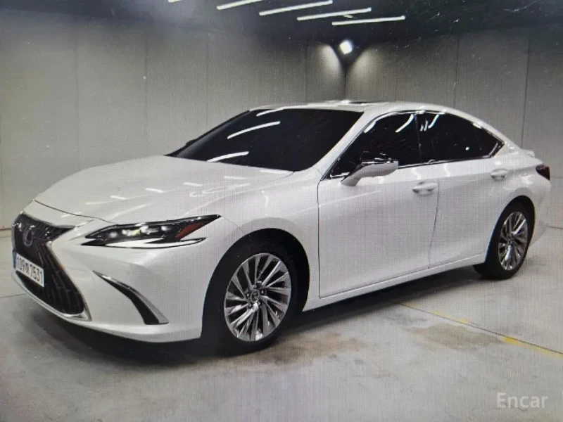 2024 Lexus ES с пробегом 18 418 км