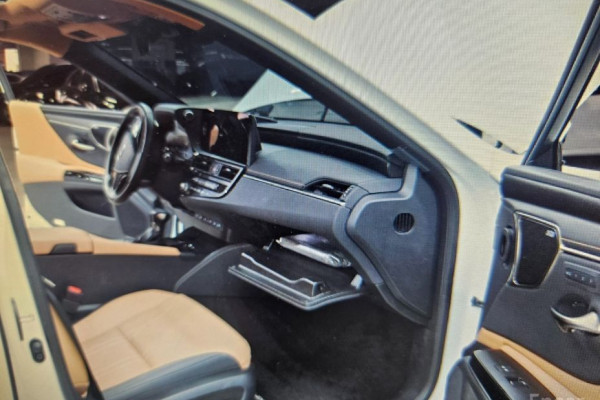 2024 Lexus ES с пробегом 18 418 км