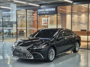 2025 Lexus ES с пробегом 4 839 км