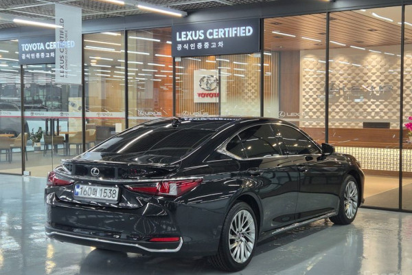 2025 Lexus ES с пробегом 4 839 км