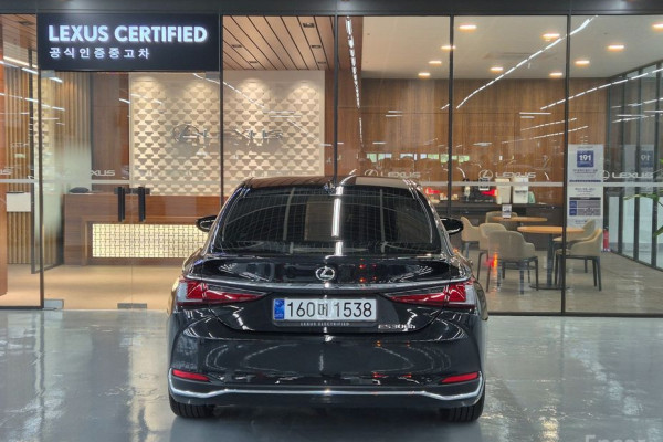 2025 Lexus ES с пробегом 4 839 км