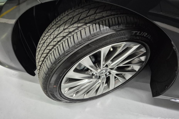 2025 Lexus ES с пробегом 4 839 км