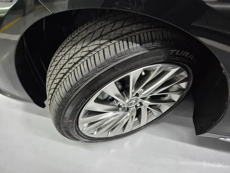 2025 Lexus ES с пробегом 4 839 км