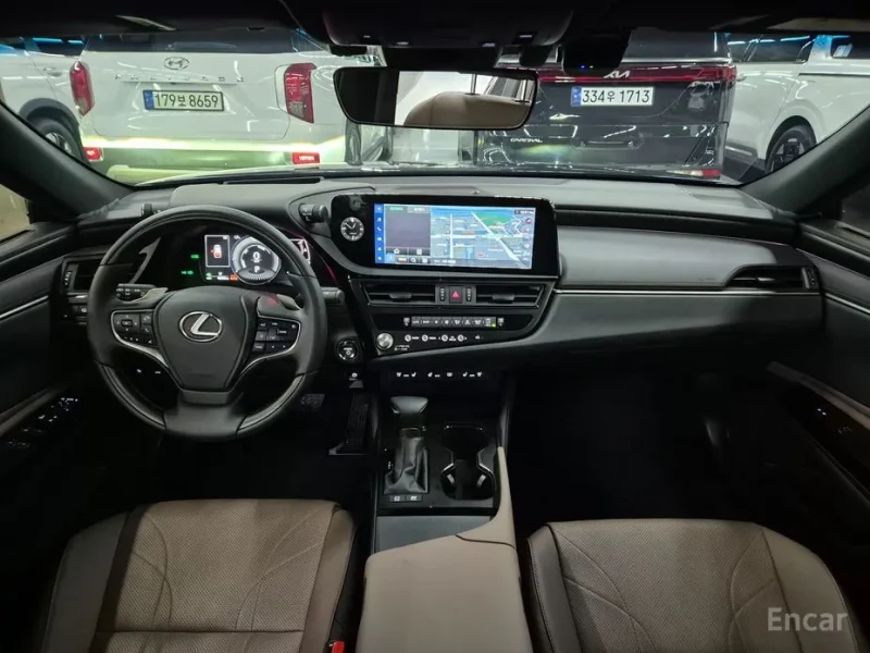 2025 Lexus ES с пробегом 4 839 км