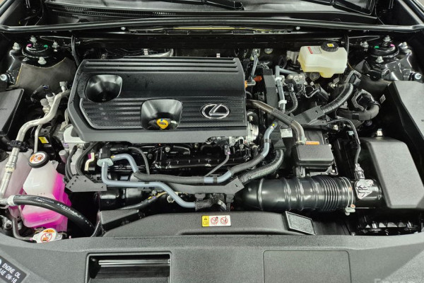 2025 Lexus ES с пробегом 4 839 км