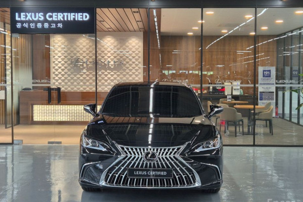 2025 Lexus ES с пробегом 4 839 км