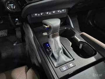 2025 Lexus ES с пробегом 4 839 км