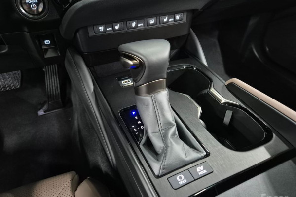 2025 Lexus ES с пробегом 4 839 км