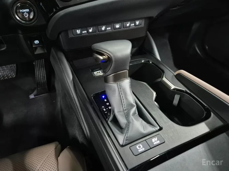 2025 Lexus ES с пробегом 4 839 км