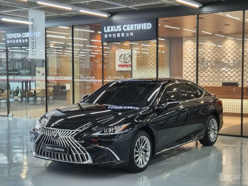 2025 Lexus ES с пробегом 4 839 км
