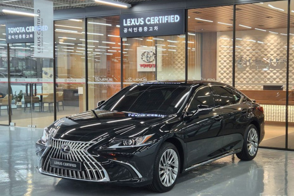 2025 Lexus ES с пробегом 4 839 км