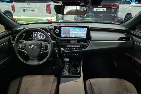 2025 Lexus ES с пробегом 4 839 км