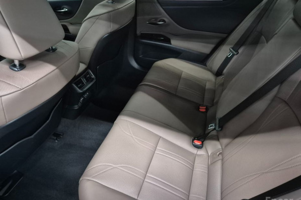 2025 Lexus ES с пробегом 4 839 км