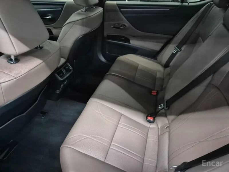 2025 Lexus ES с пробегом 4 839 км